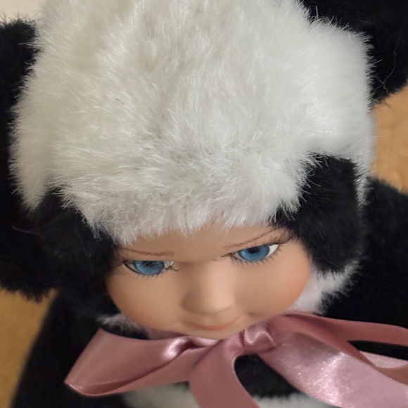 Vintage GEPPEDDO Cuddle Kids porcelain faced "PAGE PANDA" stuffed Doll - Picture 4 of 15
